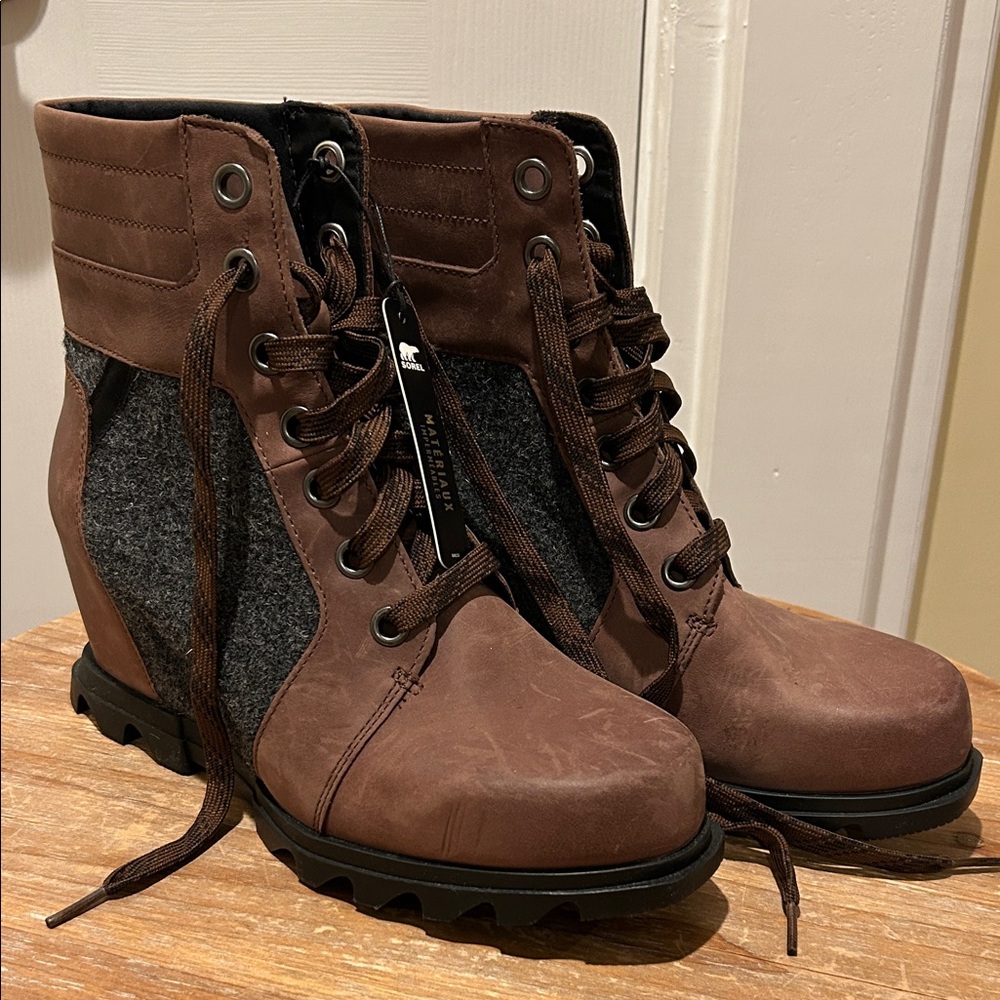 Sorel Joan of Artic Wedge III Lexie Lace Up Boots.  10.  NEW